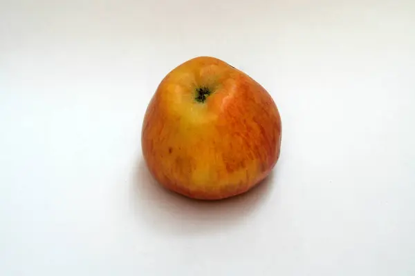 Ein Reifer Saftiger Fruchtapfel Isoliert Auf Dem Weißen Hintergrund — Stockfoto