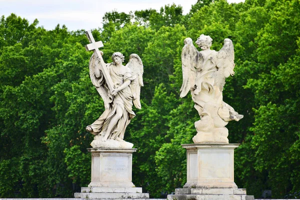 Twee Prachtige Standbeelden Van Engelen Adrian Park Rome Italië — Stockfoto