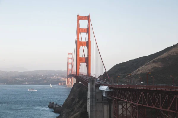 Een Schilderachtig Uitzicht Golden Gate Brug Een Blauwe Lucht Achtergrond — Stockfoto