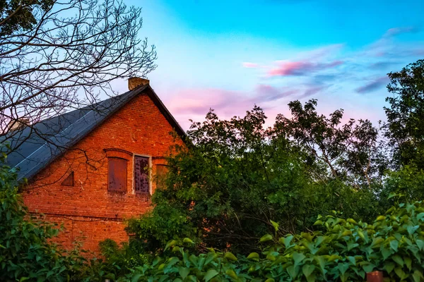 Ein Haus Und Ein Grüner Garten Unter Blauem Himmel — Stockfoto