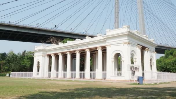 加尔各答市和Vidyasagar桥 后面的著名建筑地标 王子纪念碑 Ghat — 图库视频影像