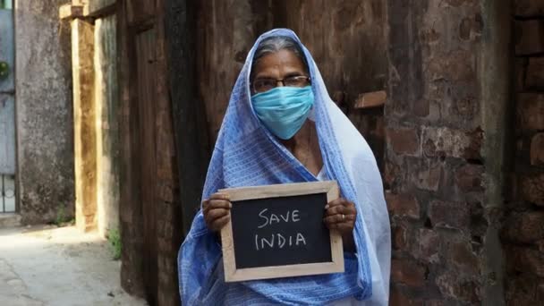 Shot Old Indian Woman Medical Mask Holding Small Slate Message — Stockvideo