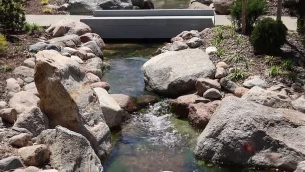 Blick Auf Einen Fluss Der Seitlich Mit Steinen Fließt Topeka — Stockvideo