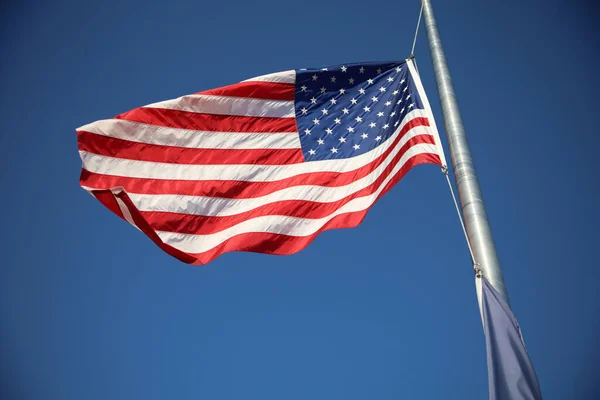 Μια Χαμηλή Γωνία Του Κυματίζει Αμερικανική Σημαία Κατά Μπλε Ουρανό — Φωτογραφία Αρχείου