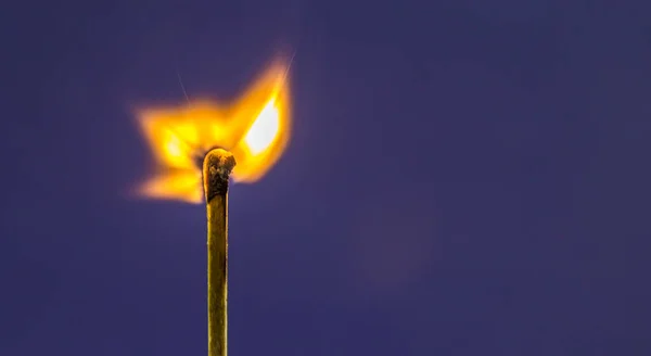 Primo Piano Fiammifero Fiamme Sfondo Viola — Foto Stock