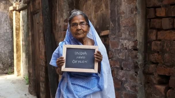 Shot Old Indian Woman Glasses Holding Small Slate Message India — Video Stock