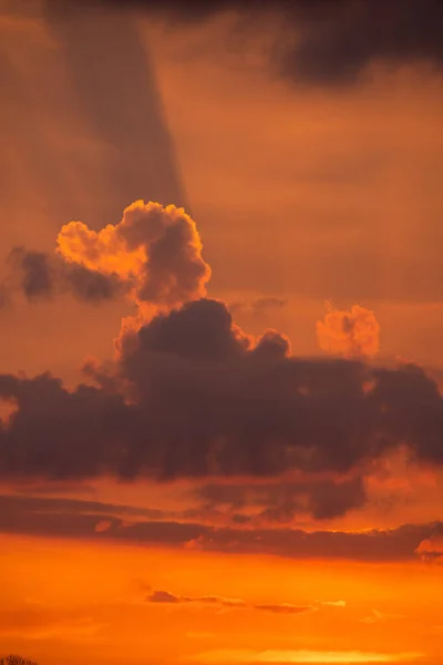 Impresionante Puesta Sol Con Cielo Naranja Muy Colorido Nubes — Foto de Stock