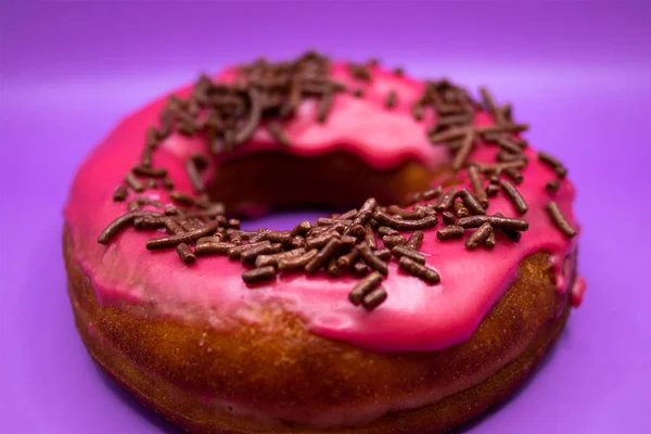 Die Rosa Donut Mit Schokolade Streut Isoliert Auf Rosa Oberfläche — Stockfoto