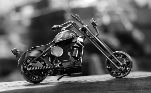 Minyatür Bir Motosikletin Gri Tonlu Görüntüsü — Stok fotoğraf