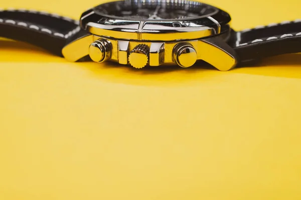 Primer Plano Reloj Pulsera Clásico Negro Aislado Sobre Fondo Amarillo — Foto de Stock