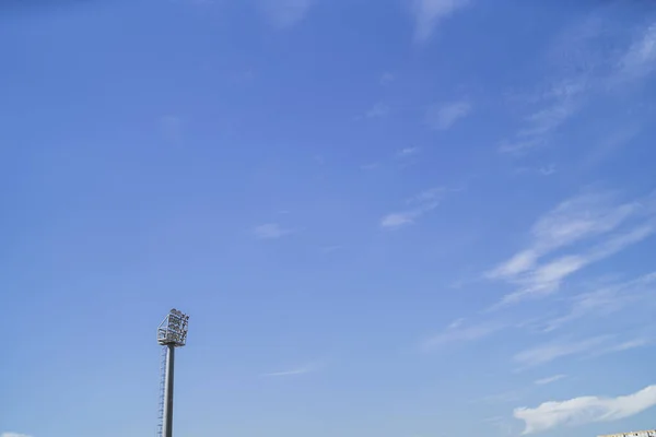 Høy Stadionlampe Blå Himmel Bakgrunnen – stockfoto