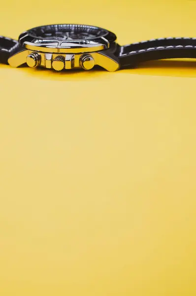 Sarı Arka Planda Izole Edilmiş Siyah Klasik Bir Kol Saatinin — Stok fotoğraf