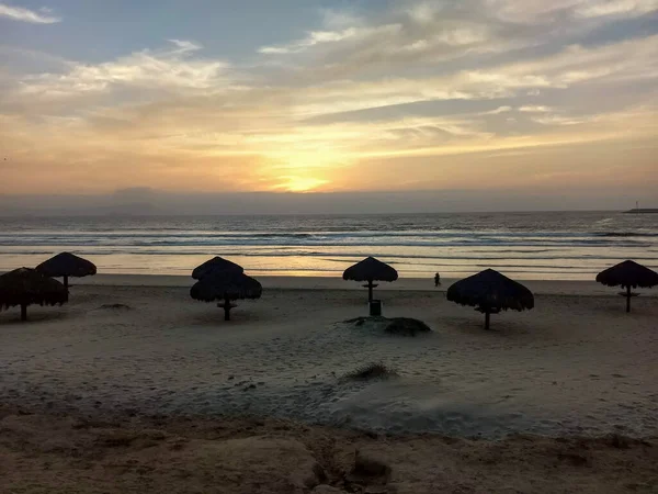Krásný Záběr Tropických Deštníků Bílé Písečné Pláži Při Západu Slunce — Stock fotografie