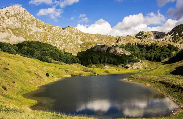 Petit Lac Montagne Dans Une Vallée Contre Ciel Nuageux — Photo