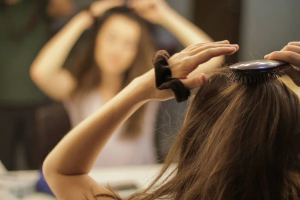 Une Femelle Est Assise Devant Miroir Peigne Ses Cheveux Avec — Photo