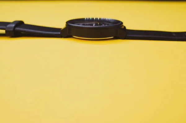 Primer Plano Reloj Pulsera Clásico Negro Aislado Sobre Fondo Amarillo — Foto de Stock