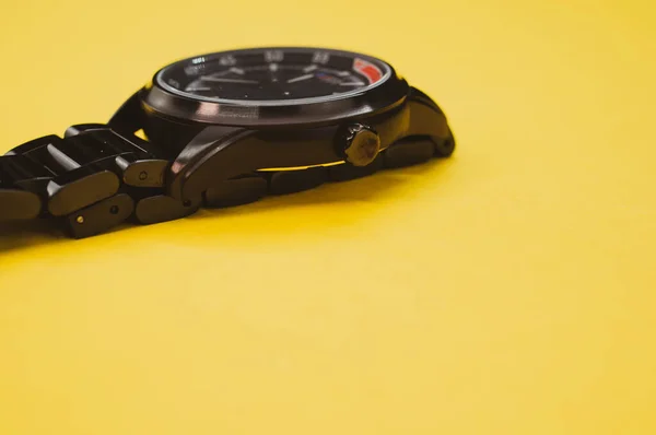 Zbliżenie Ujęcia Czarnego Klasycznego Zegarka Nadgarstku Odizolowanego Żółtym Tle — Zdjęcie stockowe