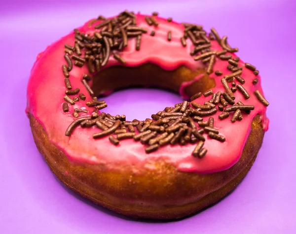 Donut Rosa Com Pepitas Chocolate Fundo Rosa — Fotografia de Stock