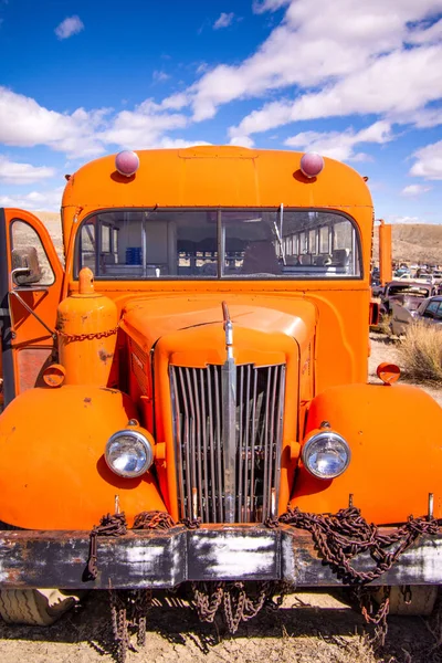 Vertical Shot Old Orange Abandoned Car Junkyard Sunlight — Stock Photo, Image