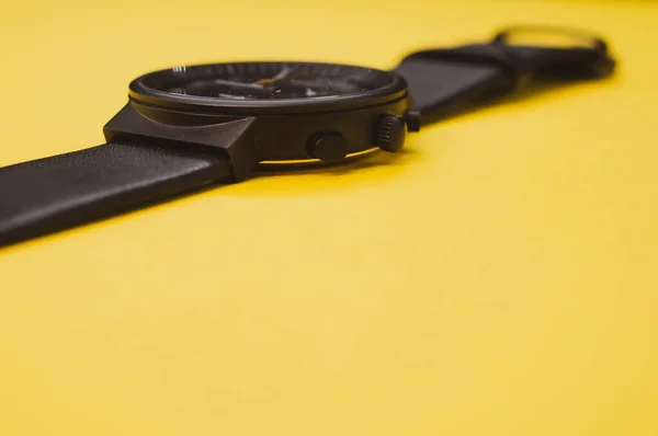 Primer Plano Reloj Pulsera Clásico Negro Aislado Sobre Fondo Amarillo — Foto de Stock