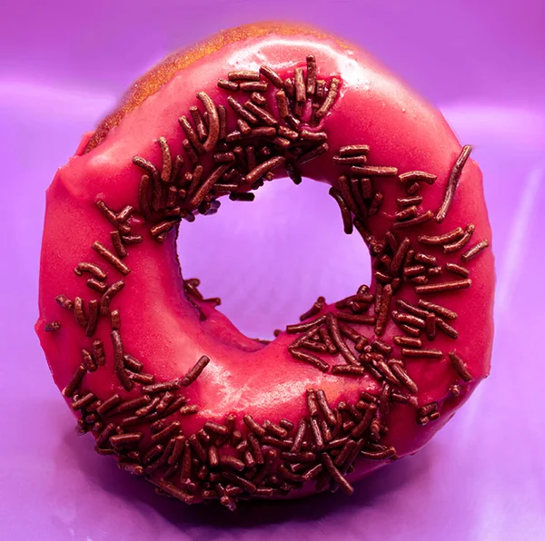 Donut Rosa Com Pepitas Chocolate Fundo Rosa — Fotografia de Stock