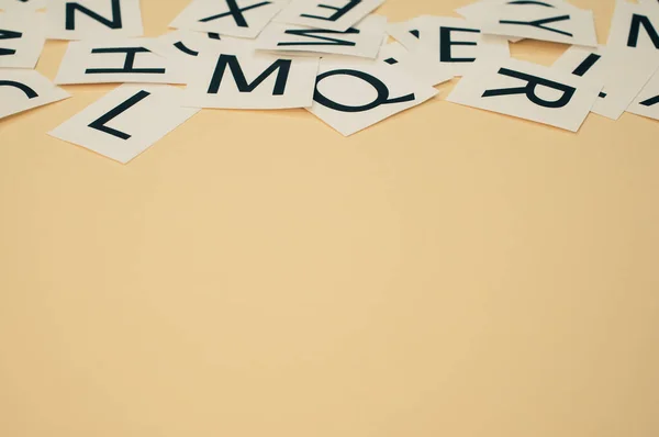 Close Letras Espalhadas Inglês Sobre Fundo Marrom — Fotografia de Stock