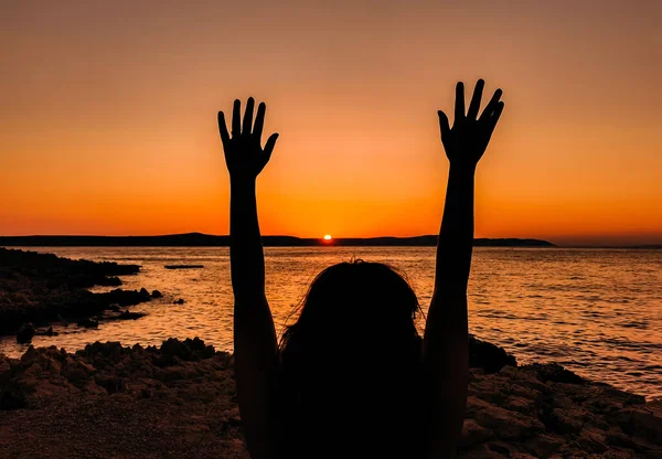 Hermosa Puesta Sol Naranja Sobre Océano Imagen Inspiradora Silueta Una —  Fotos de Stock