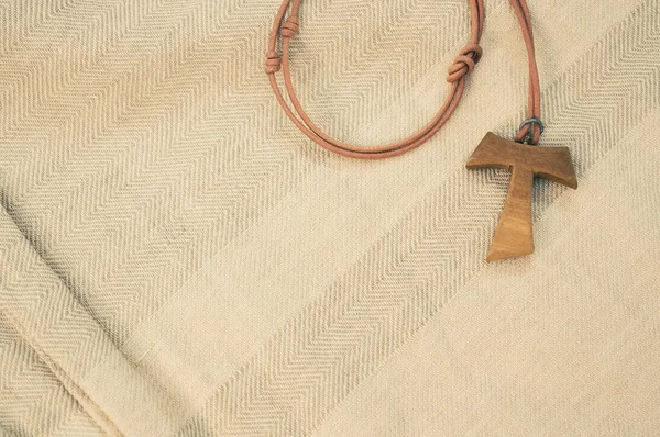 Крупный План Деревянного Крестового Ожерелья Тау Деревянном Фоне — стоковое фото