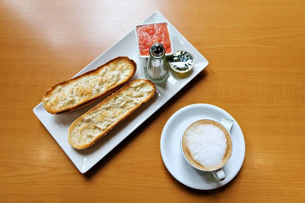 Blick Von Oben Auf Eine Tasse Cappuccino Mit Frühstücksscheiben Auf — Stockfoto