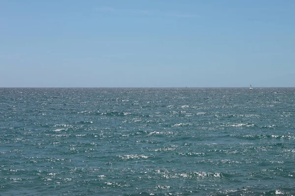 Een Prachtig Shot Van Een Zee Een Zonnige Dag — Stockfoto