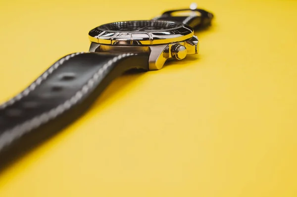 Primer Plano Reloj Pulsera Clásico Negro Aislado Sobre Fondo Amarillo — Foto de Stock