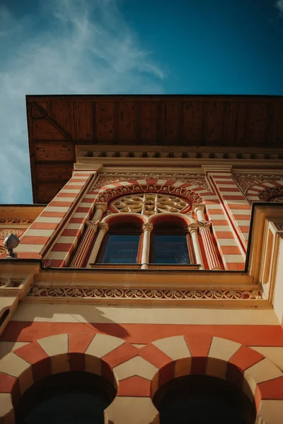 Låg Vinkel Skott Fasaden Stadshuset Brcko Distriktet Bosnien Och Hercegovina — Stockfoto