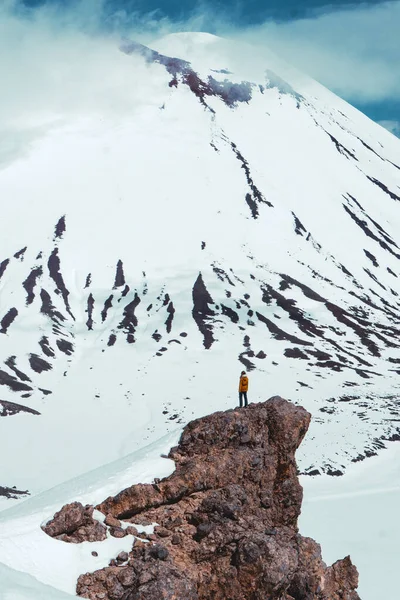 Colpo Verticale Escursionista Una Scogliera Rocciosa Con Uno Sfondo Montagna — Foto Stock