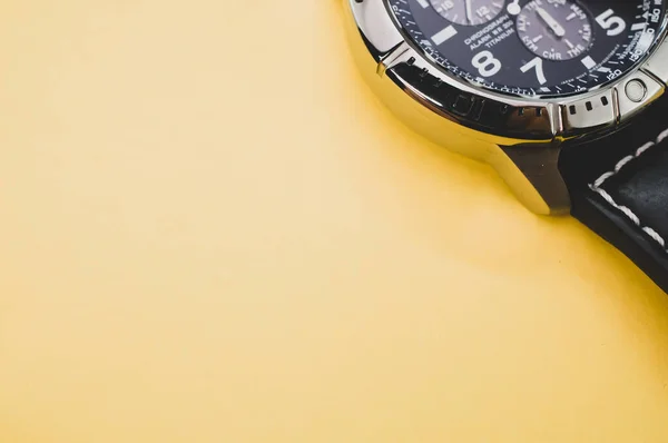 Primer Plano Reloj Pulsera Clásico Negro Aislado Sobre Fondo Amarillo —  Fotos de Stock