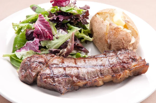 Steak New York Grillé Avec Salade Pommes Terre Cuites Four — Photo