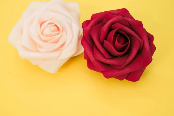 黄色背景下的红玫瑰和粉红玫瑰的顶部视图 — 图库照片