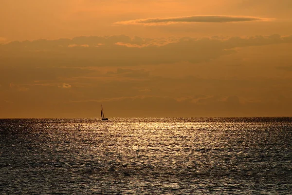 Ένα Μαγευτικό Τοπίο Της Θάλασσας Στο Ηλιοβασίλεμα — Φωτογραφία Αρχείου