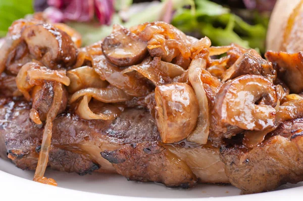 Gegrilde New York Strip Steak Met Salade Gebakken Aardappel — Stockfoto