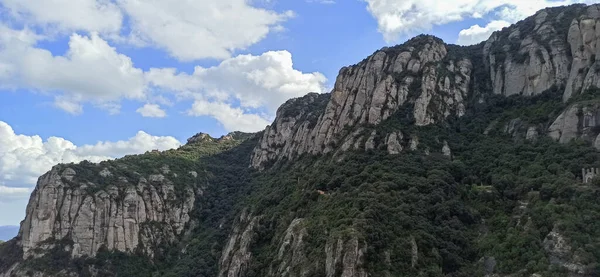 青い曇り空の下 スペインのカタルーニャ州モンセラットの劇的な高い岩の山 — ストック写真