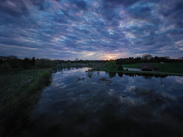 Antenn Utsikt Över Reflekterande Flod Eller Sjö Omgiven Gröna Fält — Stockfoto