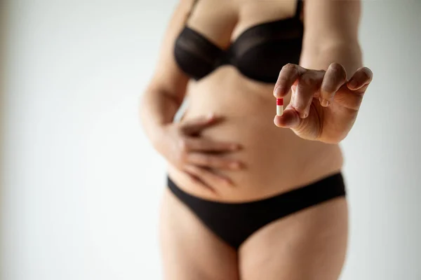 Een Closeup Shot Van Een Bochtige Mollig Vrouwtje Holding Een — Stockfoto