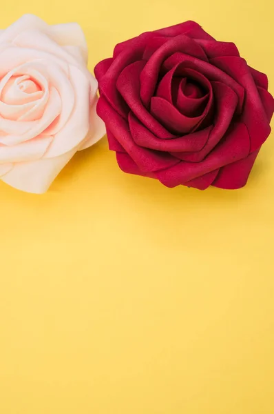 Uma Vista Superior Rosas Vermelhas Rosa Isoladas Fundo Amarelo — Fotografia de Stock