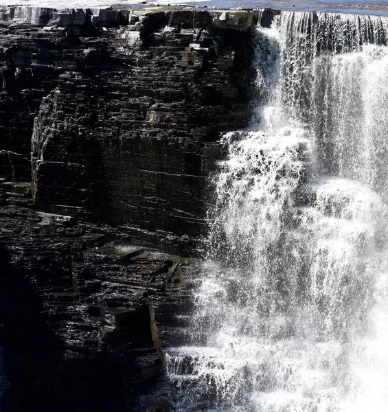 Een Verticale Waterval Kliflagen Perfect Voor Achtergrond — Stockfoto