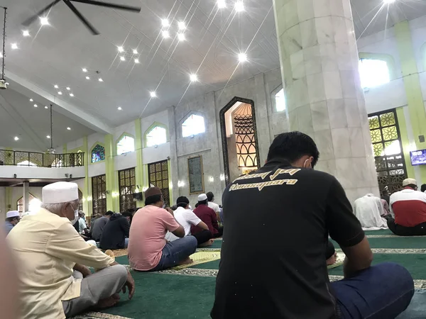 Malacca マレーシア 2021年4月16日 マラッカ マレーシア 2021年4月16日 イスラム教徒は州のモスクで大礼拝を行った 写真には最小限の穀物と騒音 — ストック写真