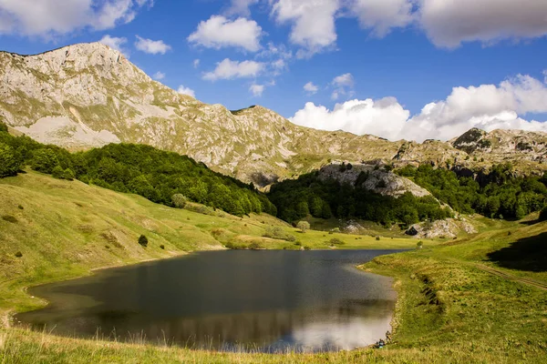 Sebuah Danau Gunung Kecil Sebuah Lembah Bawah Langit Cerah — Stok Foto