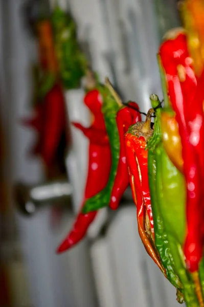 Uma Foto Close Pimentas Vermelhas Verdes Mesa Cozinha — Fotografia de Stock