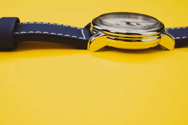 Sarı Arka Planda Izole Edilmiş Siyah Klasik Bir Kol Saatinin — Stok fotoğraf