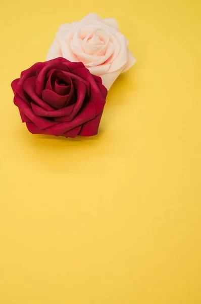 黄色背景下的红玫瑰和粉红玫瑰的顶部视图 — 图库照片