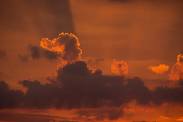非常にカラフルなオレンジ色の空と雲と美しい夕日 — ストック写真