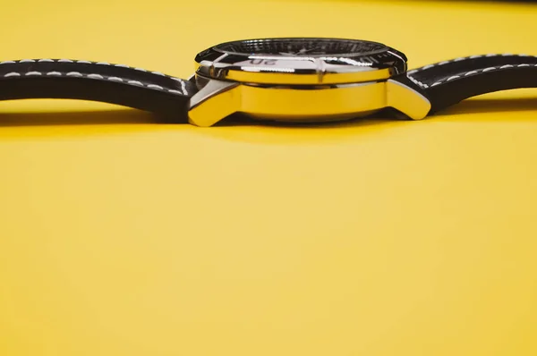 Zbliżenie Ujęcia Czarnego Klasycznego Zegarka Nadgarstku Odizolowanego Żółtym Tle — Zdjęcie stockowe
